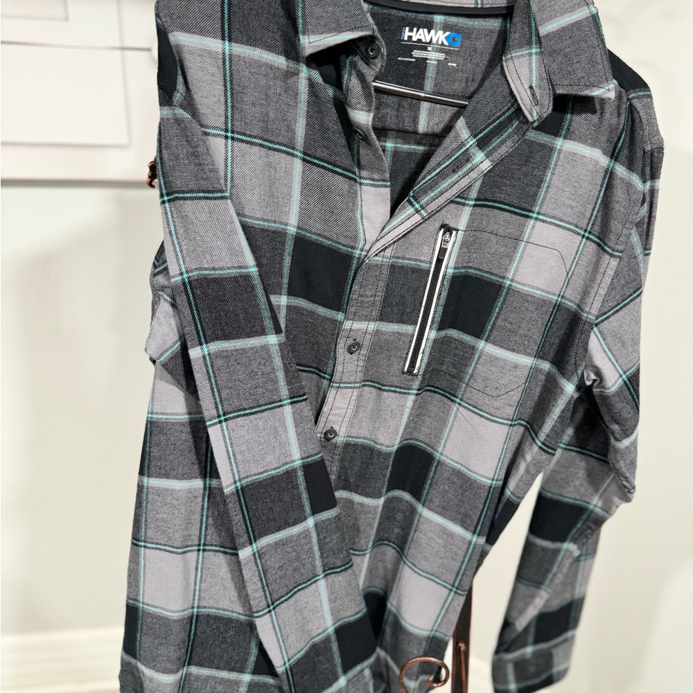 Men’s Tony Hawk size medium zippered pocket gray plaid shirt